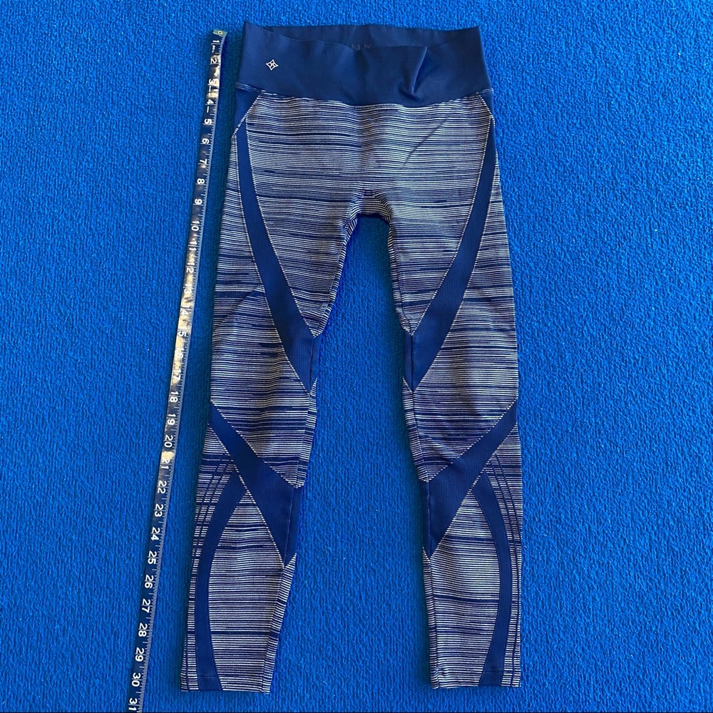 Nux compression Leggings in Navy and white detail